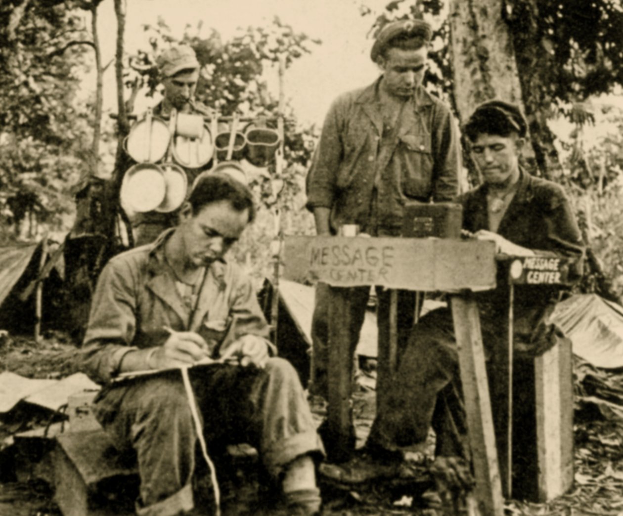 ABD birlikleri kriptografiyi öğreniyor, Tarawa, Papua Yeni Gine, Haziran 1943 (sepya fotoğrafı) by American Photographer