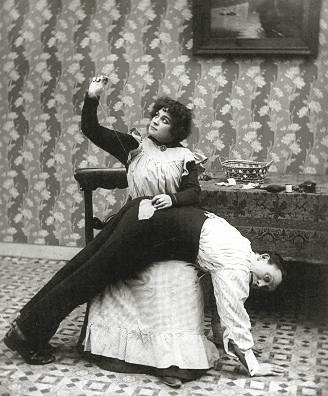 Bir erkeğin pantolonuna gözyaşı diken kadın, 1895 dolayları by American Photographer