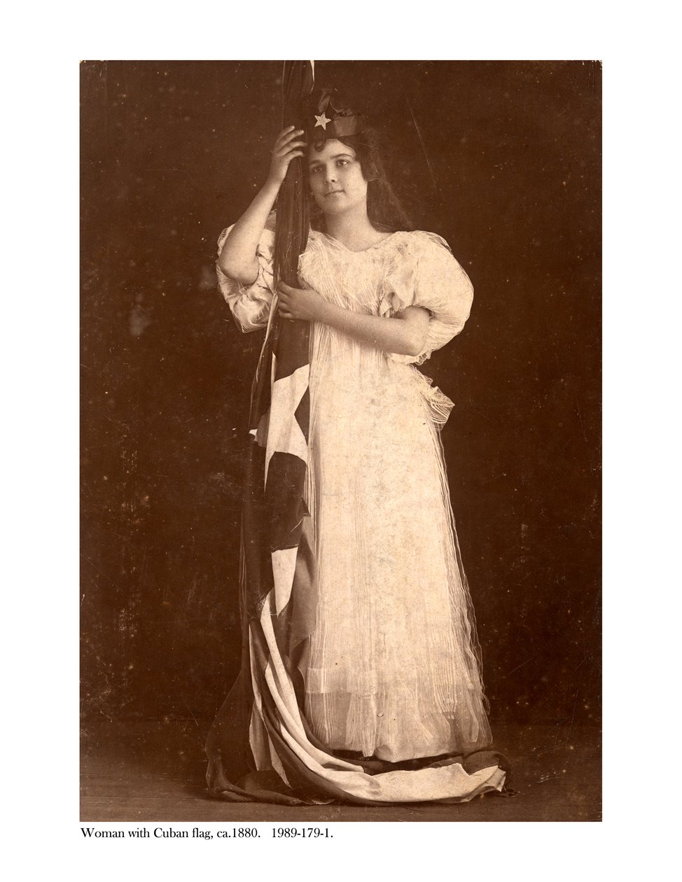 Küba bayrağı taşıyan kadın, 1880 dolayları by American Photographer