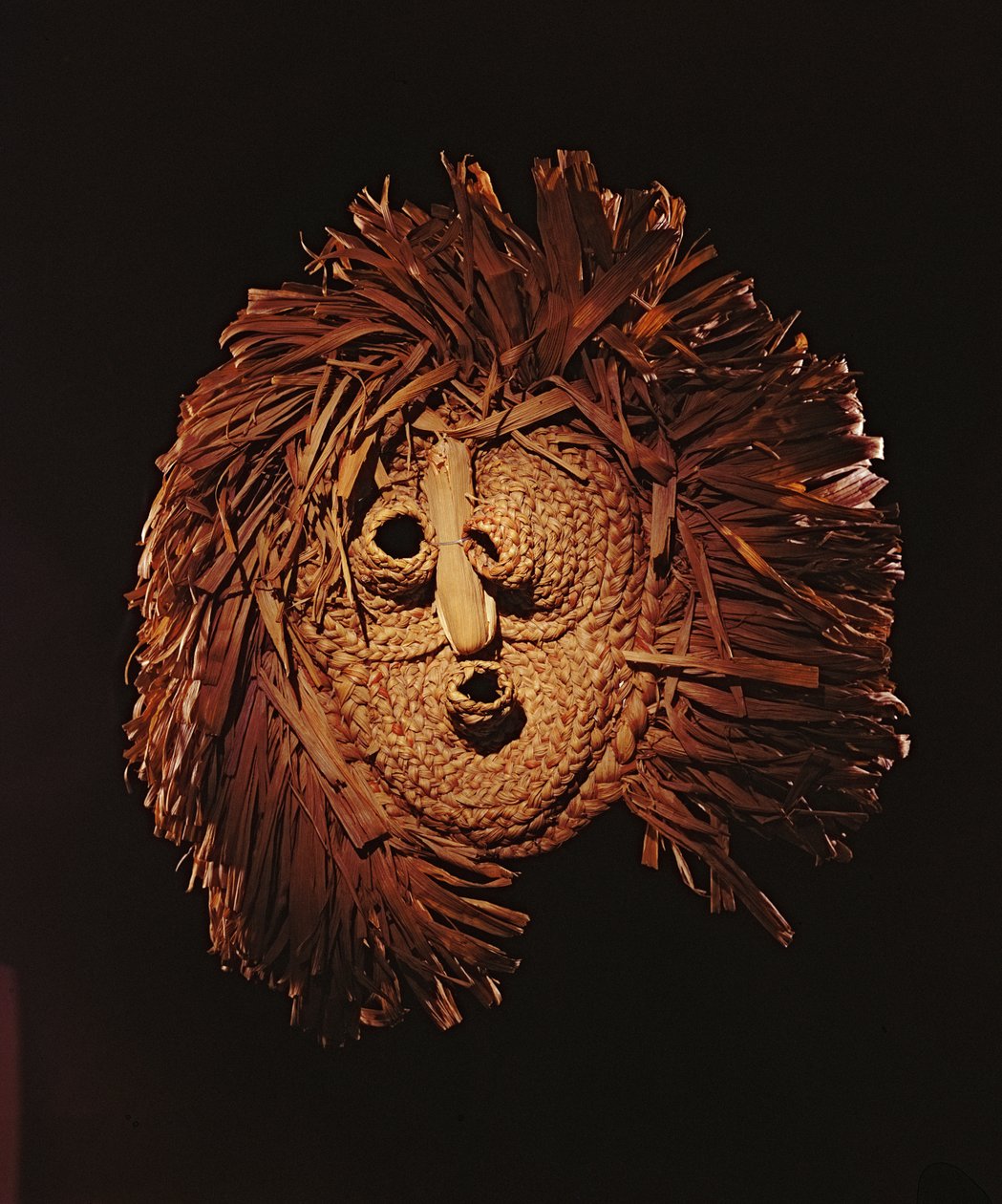 Kış ayinlerinde kullanılan bir Seneca maskesi (mısır kabuğu) by American School