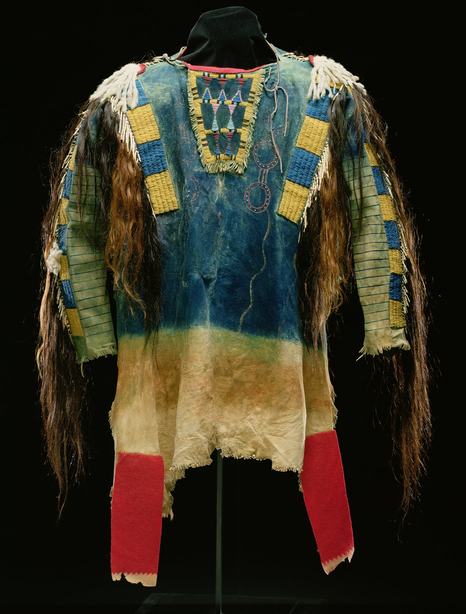 Erkek gömleği, Cheyenne, c.1860 (güderi, yün, ermin derisi ve insan saçı) by American School