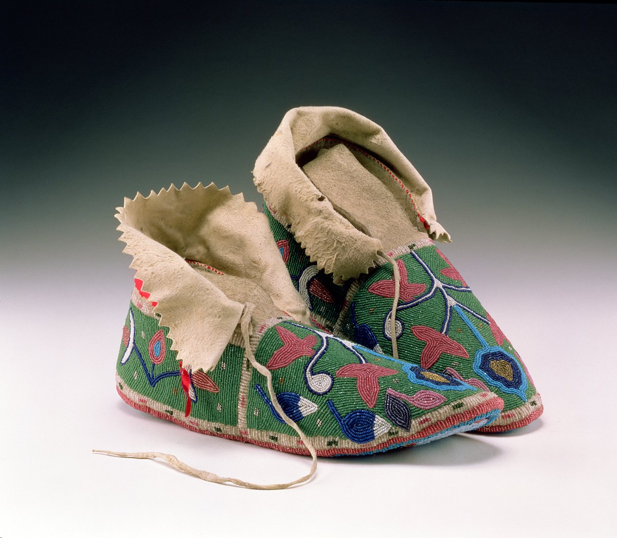 Moccasins, Eastern Sioux, c.1890 (güderi, ham deri, kumaş ve cam boncuklar) by American School