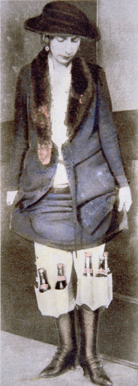 Amerikan Yasağı (1920-33) sırasında özel iç çamaşırı ceplerinde eteğinin altında yasadışı bira şişelerini saklayan bir kadın (renkli fotoğraf) by American Photographer