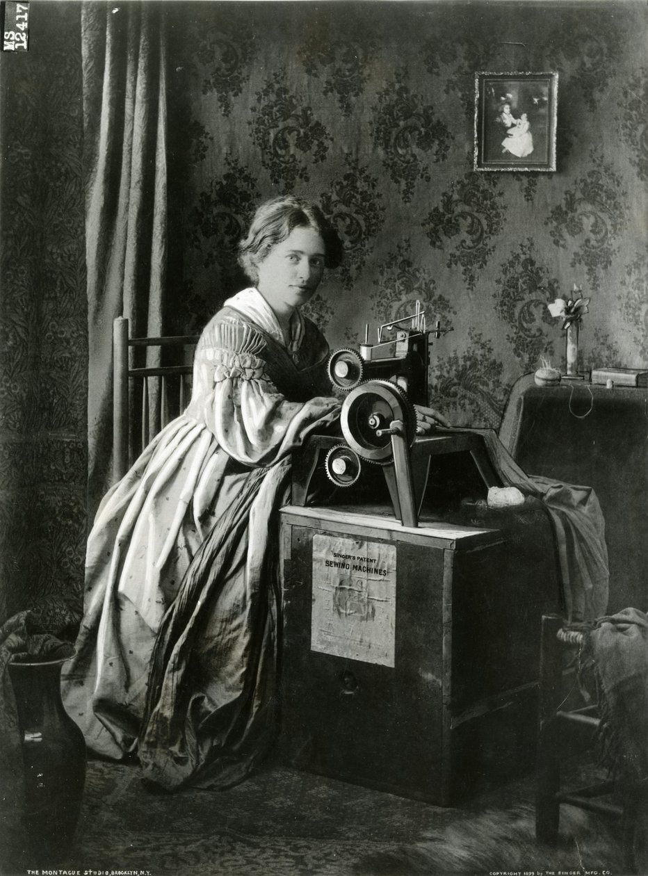 Şarkıcılar Patent Dikiş Makinaları İlanı, 1899 by American Photographer