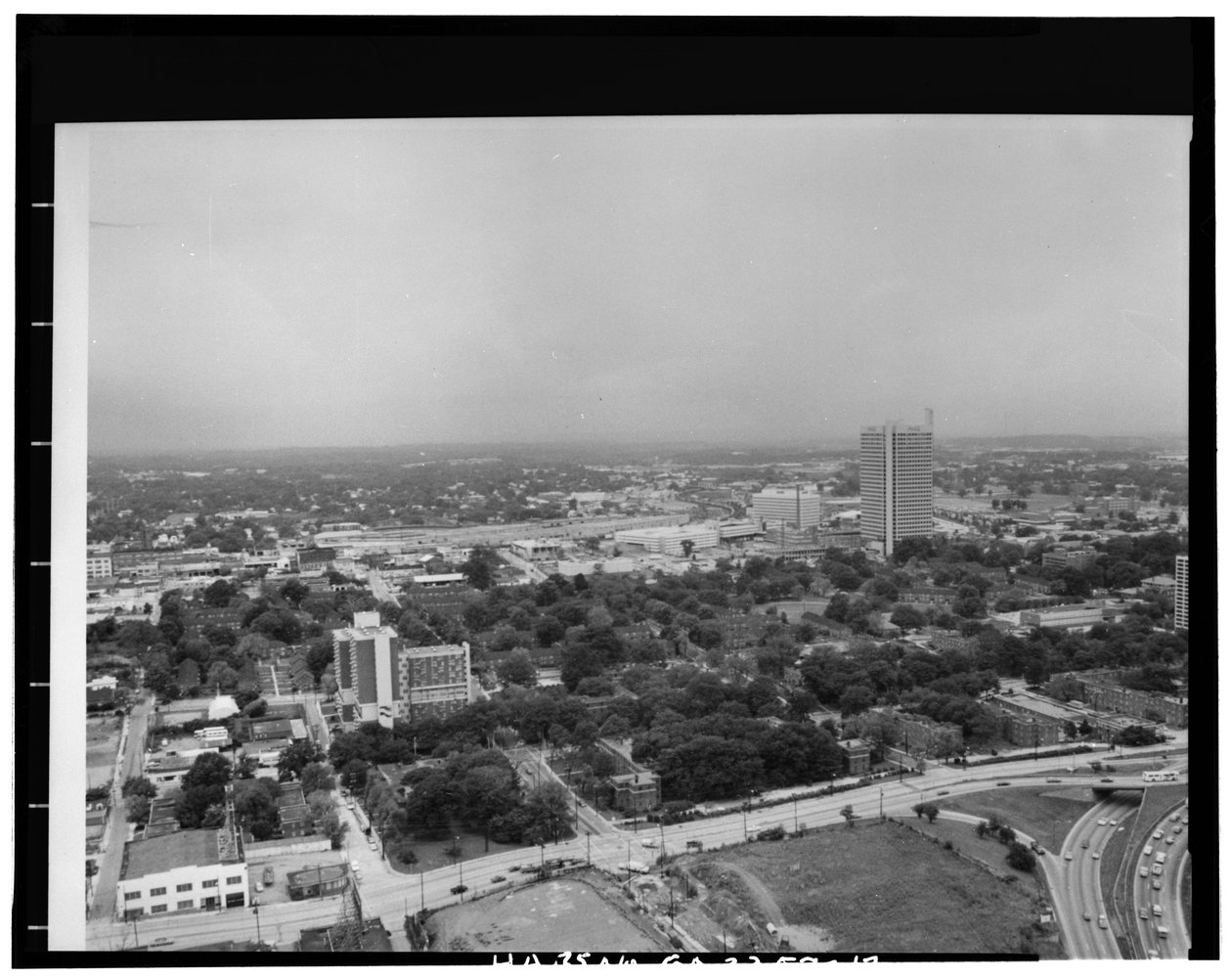 Kuzeybatıya bakan havadan görünüm, Techwood Homes (Toplu Konut), Sınırlı North Avenue, Parker Street, William Street & Lovejoy Street, Atlanta, Fulton County, GA by American Photographer