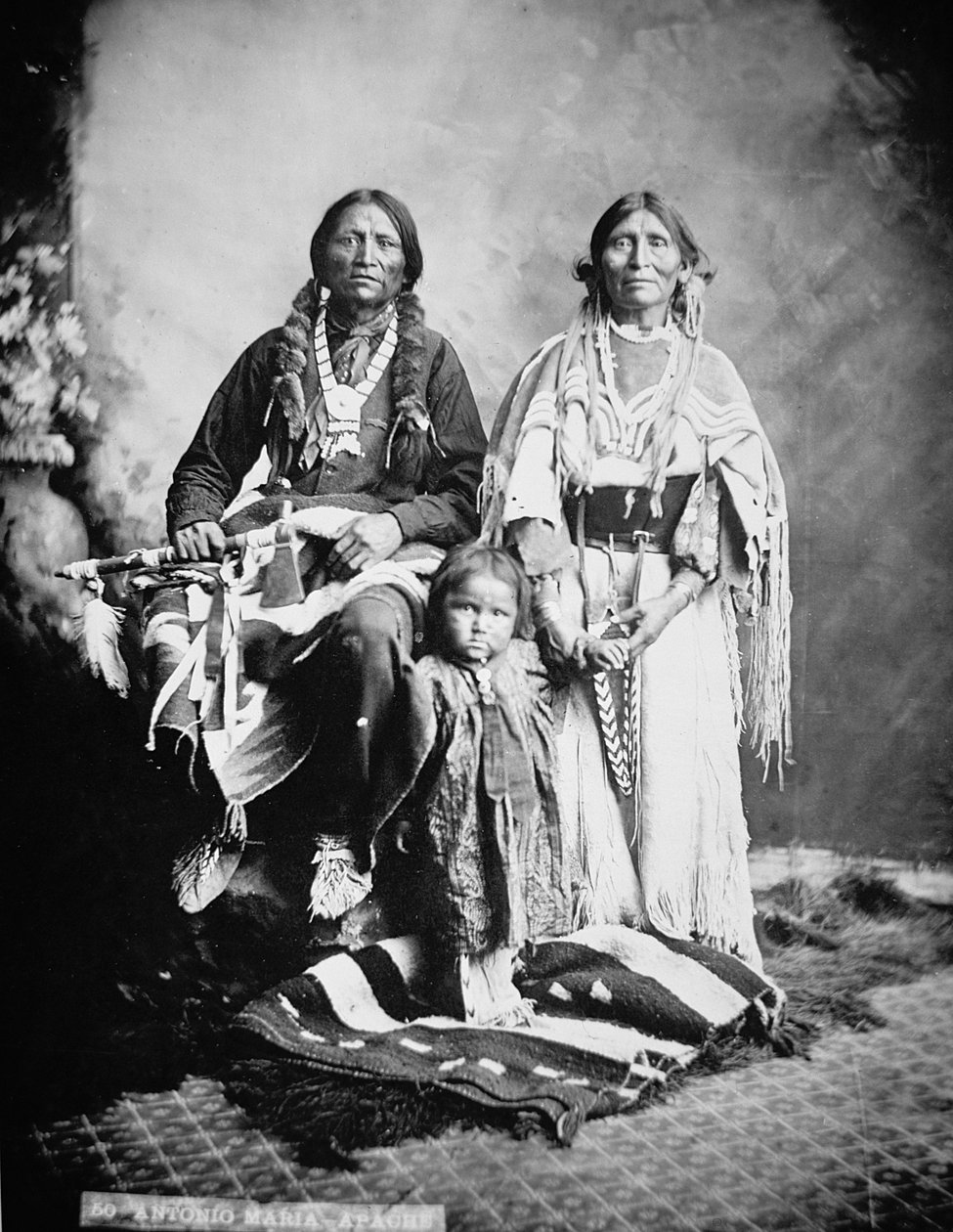 Ailesi ile Apache Şefi Antonio Maria by American Photographer