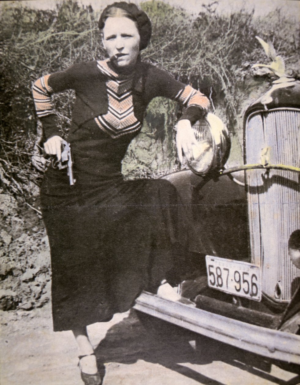 Bonnie Parker bir silah ve puro ile 