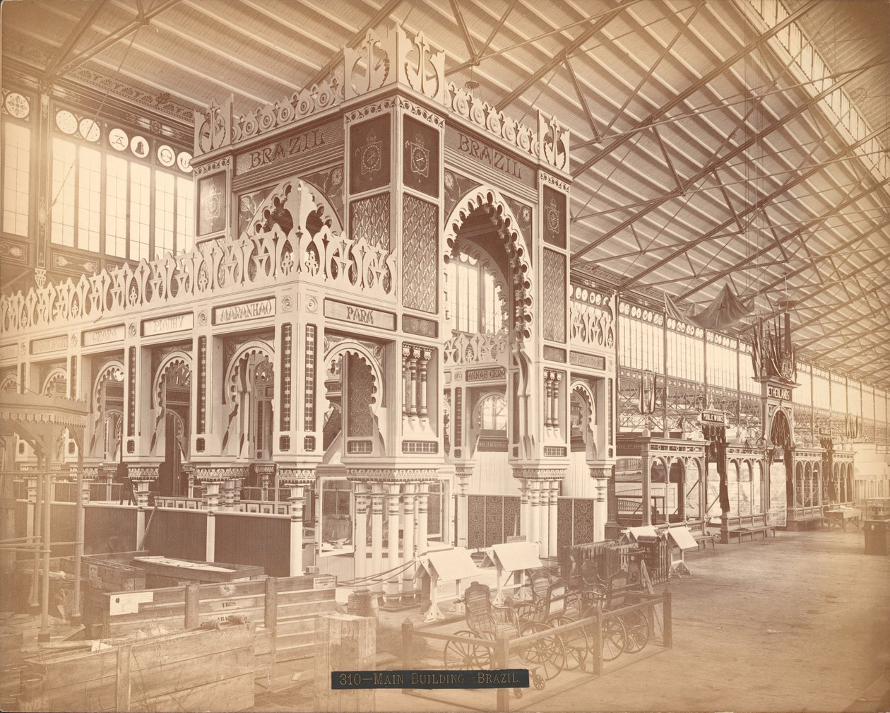 Brezilya ve Hollanda bölümü, Ana Bina, Centennial Uluslararası Sergi, Philadelphia by American Photographer
