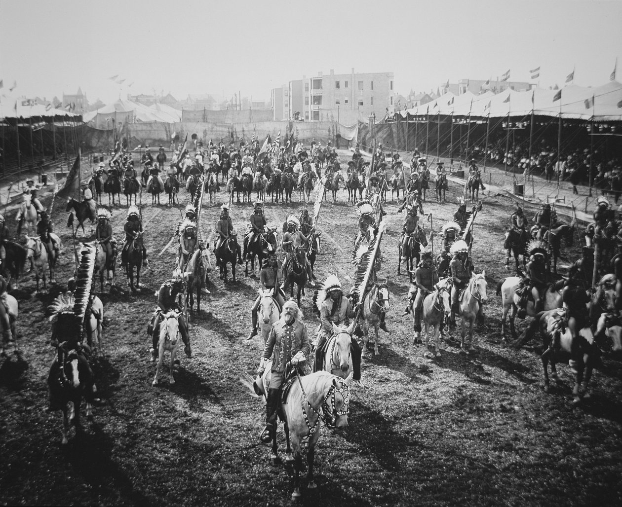 Buffalo Bill (1846-1917) ve binicileri geçit töreninde, Omaha, Nebraska by American Photographer