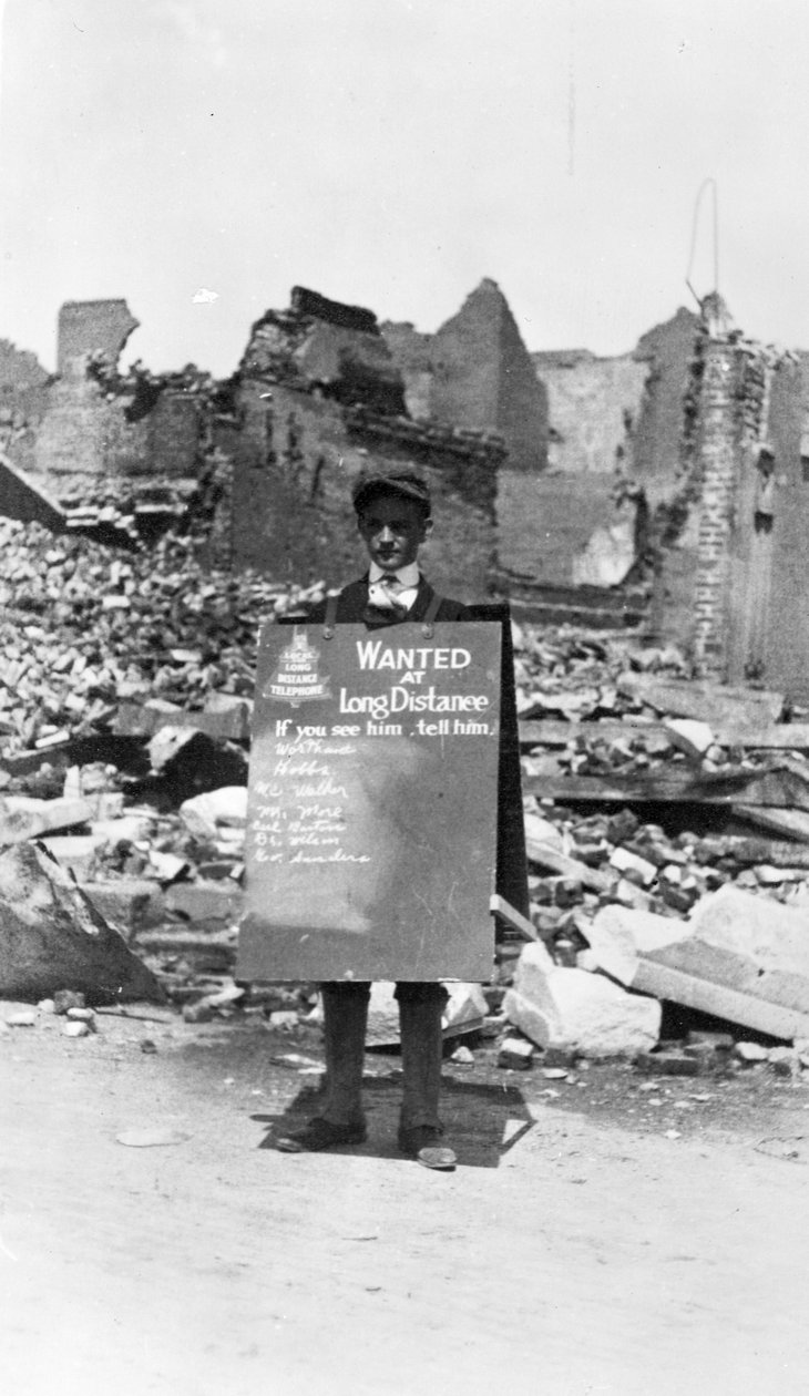 Galveston Fırtınasının Ardından Telefon Şirketi için Çağrı Boyu, 1900 by American Photographer