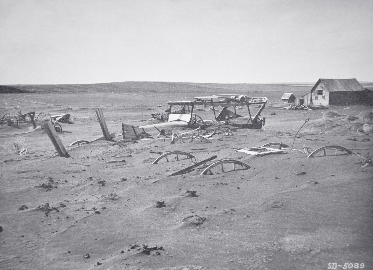 Toz ve kumun altında kalan araba ve tarım makineleri, Dallas, Güney Dakota by American Photographer