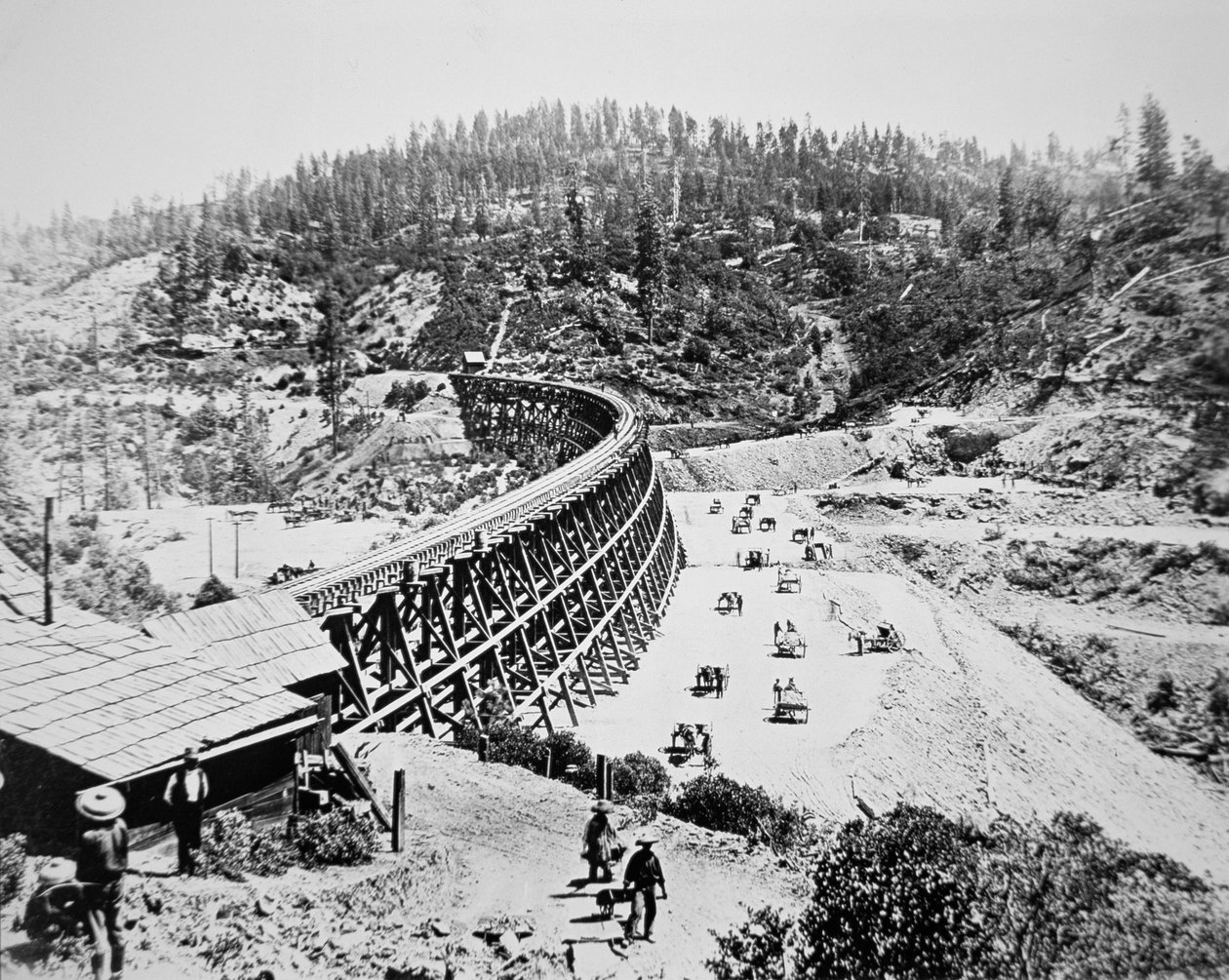 Sierra Nevada dağlarının batı yamacında bir sehpa köprüsünde çalışan Çinli işçiler by American Photographer