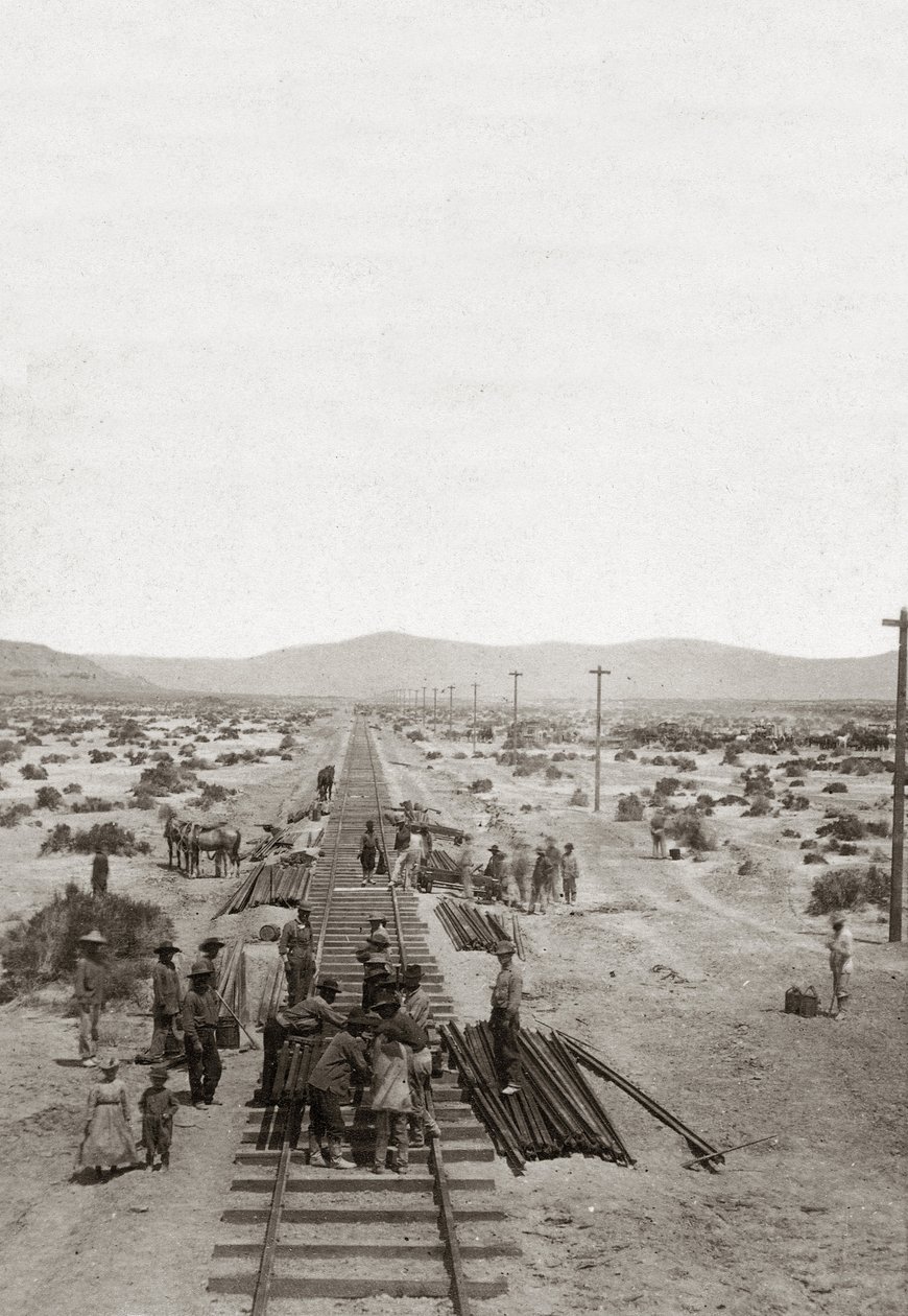 1869'da Central Pacific Demiryolları inşaatı - Nevada - İlk Kuzey Amerika kıtalararası demiryolunu inşa etmek için Central Pacific Company'nin demiryolu hatlarını inşa eden işçiler. (Orta Pasifik Demiryolu şirketi) by American Photographer