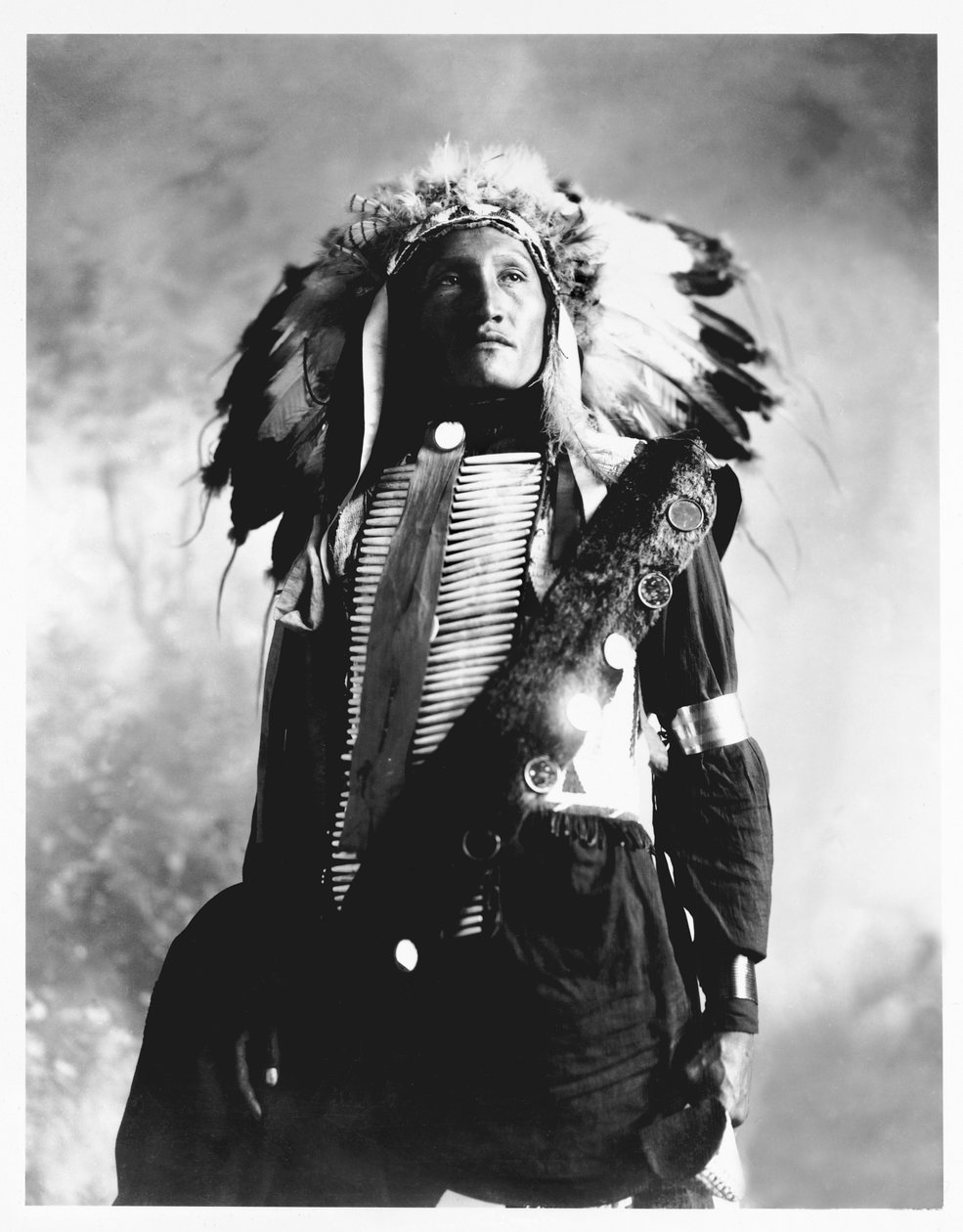 Eddie Plenty Holes, bir Sioux Kızılderilisi, 1900 dolayları (s/b fotoğraf) by American Photographer