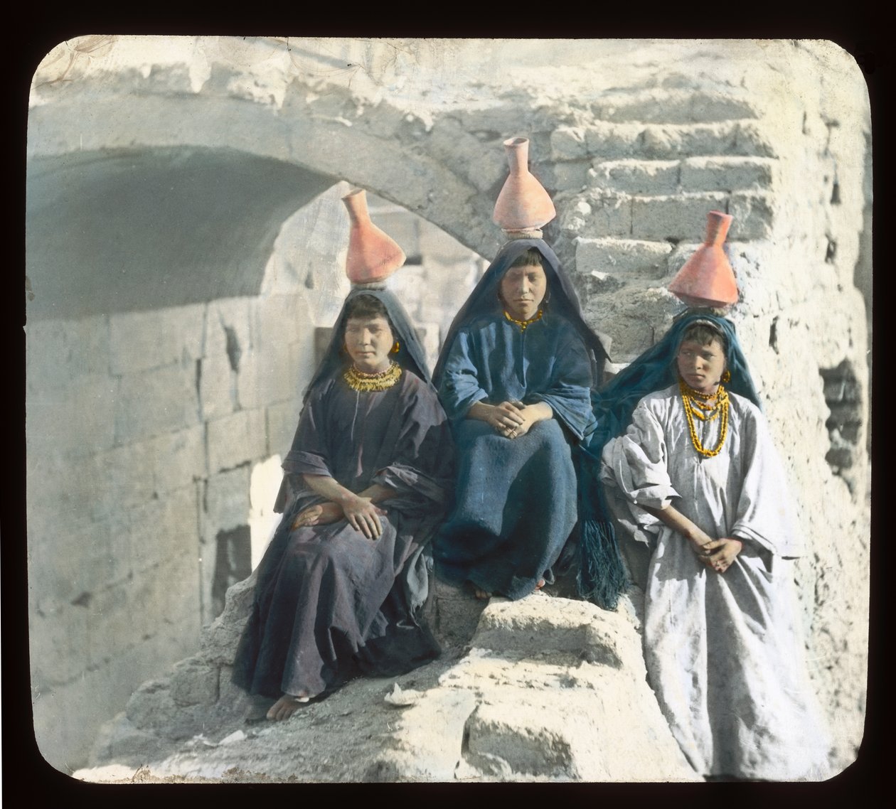 Mısır - Arap su taşıyıcı kızlar (fener kaydırağı) by American Photographer