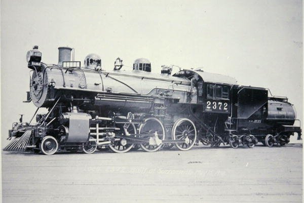 Güney Pasifik Demiryolunun 2372 sınıfı T-32 motoru (s/b fotoğraf) by American Photographer