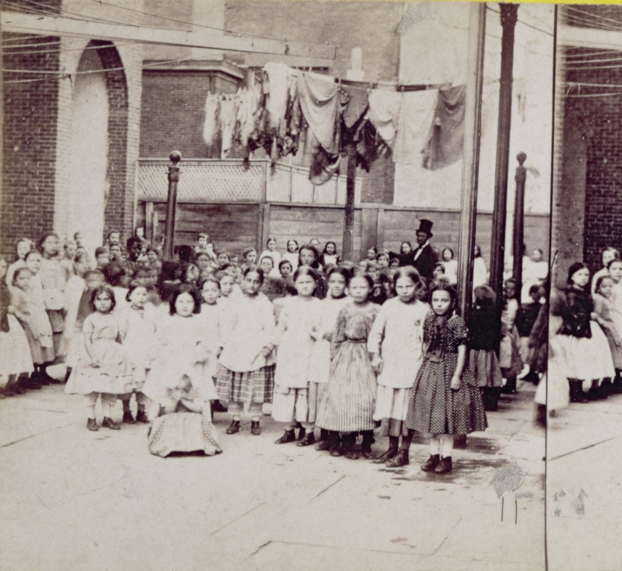 Kadın Koruyucu Derneği, Dostsuzlar Evi, 29th Street, New York, 4 Temmuz 1864 by American Photographer
