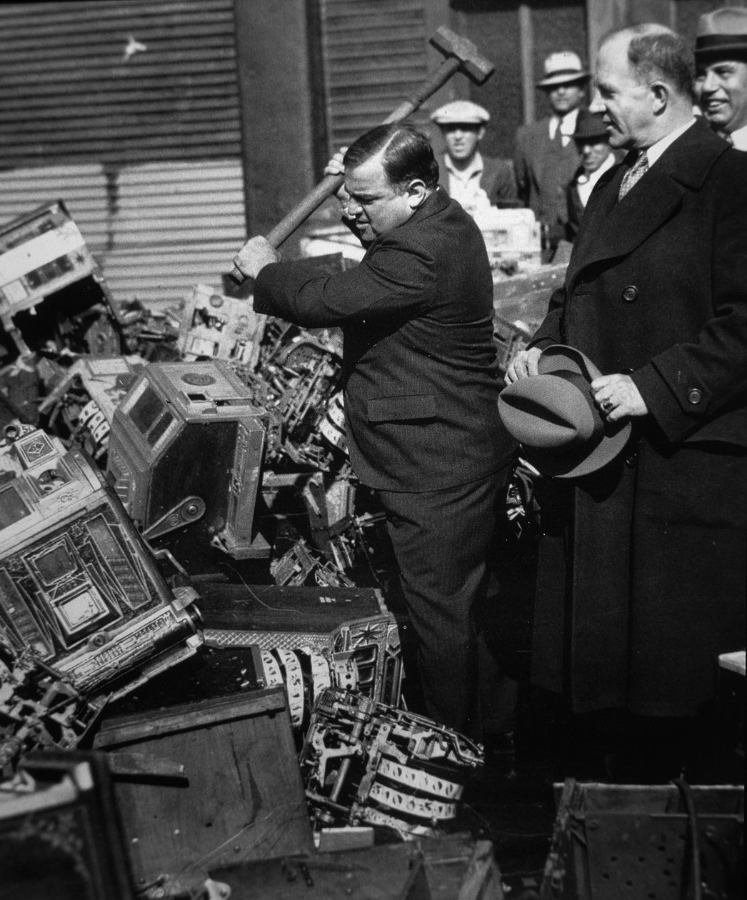 Fiorello La Guardia (1882-1947) el konulan slot makinelerini parçalıyor by American Photographer