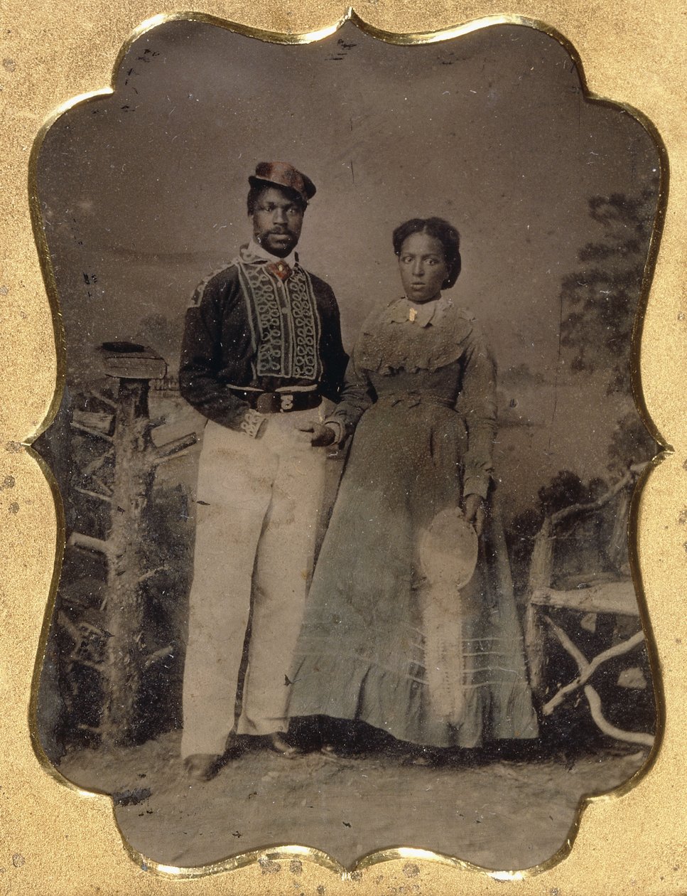 İtfaiyeci ve Gelin, c.1860 (çeyrek plakalı teneke, yaldızlı vurgularla elle renklendirilmiş, deri) by American Photographer