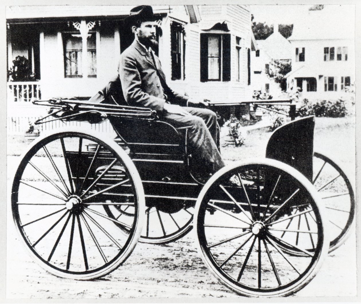 Charles ve Frank Duryea tarafından tasarlanan ve üretilen ilk Amerikan otomobili by American Photographer