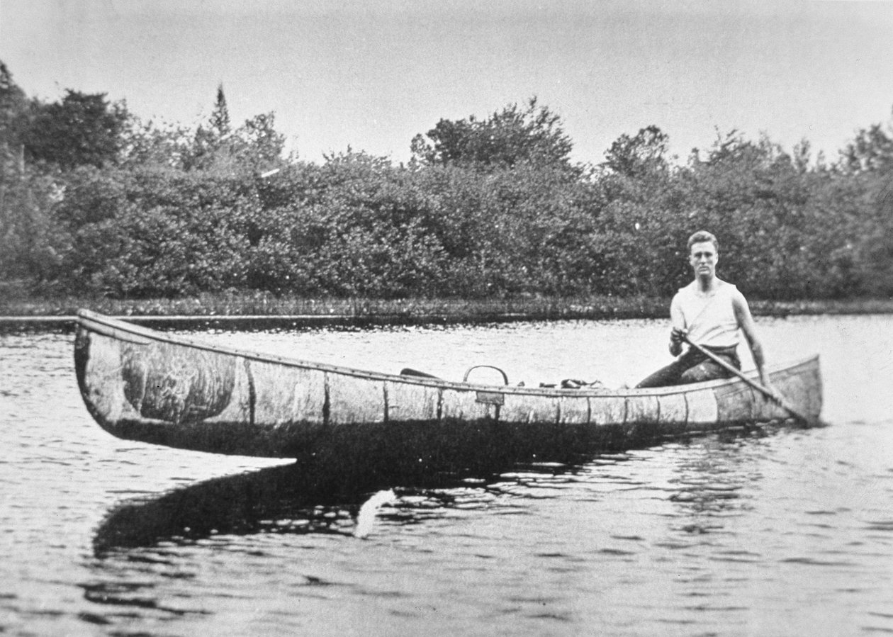 Franklin D. Roosevelt (1882-1945), New Brunswick, Campobello Adası'nda huş ağacından kanoyla kürek çekerken by American Photographer