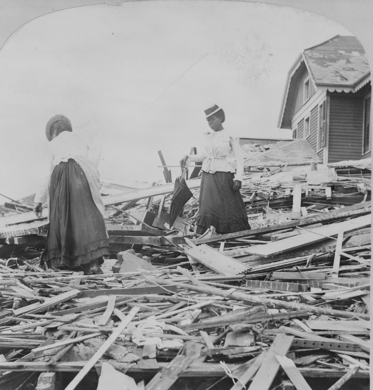 Galveston felaketi, evlerinin nerede durduğunu bulmaya çalışıyor by American Photographer