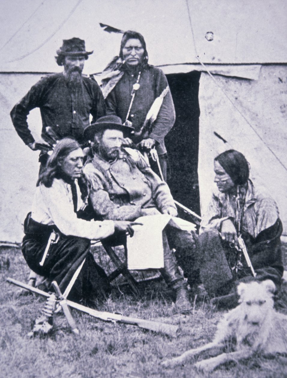 General George A. Custer (1839-76), 1873 Yellowstone Seferi sırasında Hintli izcileriyle birlikte by American Photographer