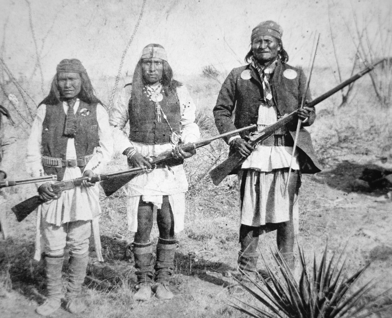 Geronimo ve üç Apaçi savaşçısı by American Photographer