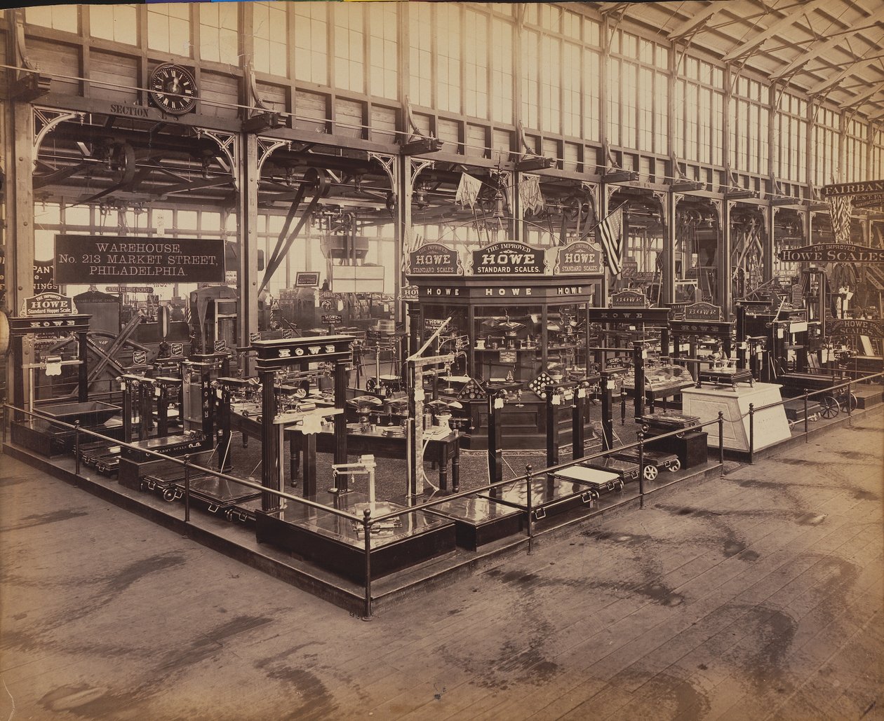 Howe Scale Co.s Exhibit, Machinery Hall, Centennial International Exhibition, Philadelphia, 1876 (albüm baskısı) by American Photographer
