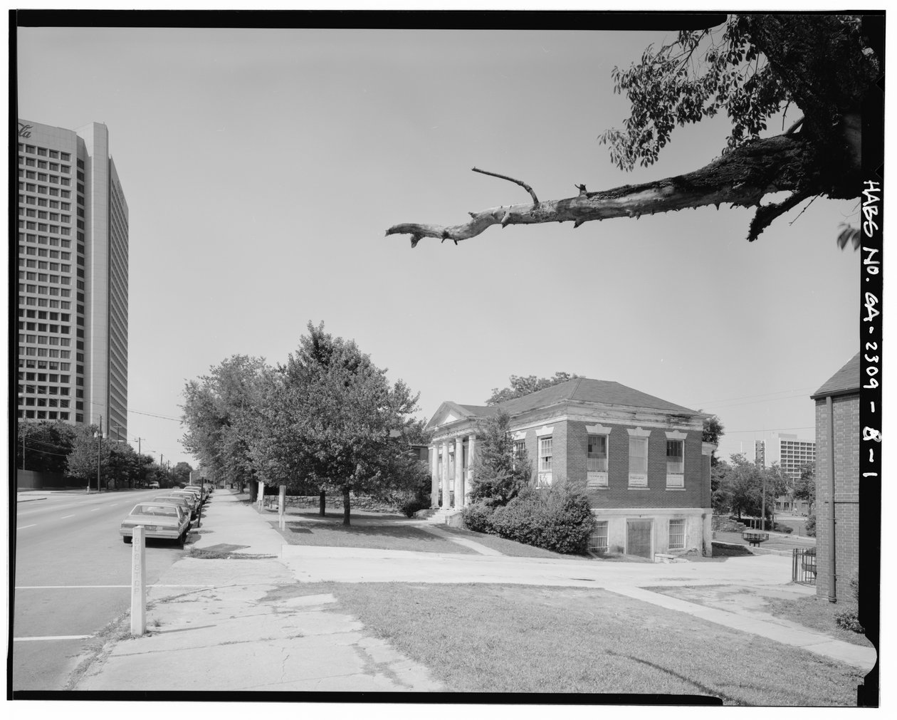 Bağlamda, güneyden kuzeye, Luckie Caddesi boyunca. - Clark Howell Homes, Anne Wallace Branch Carnegie Kütüphanesi, 538 Luckie Street, Atlanta, Fulton County, GA (s/b fotoğraf) by American Photographer