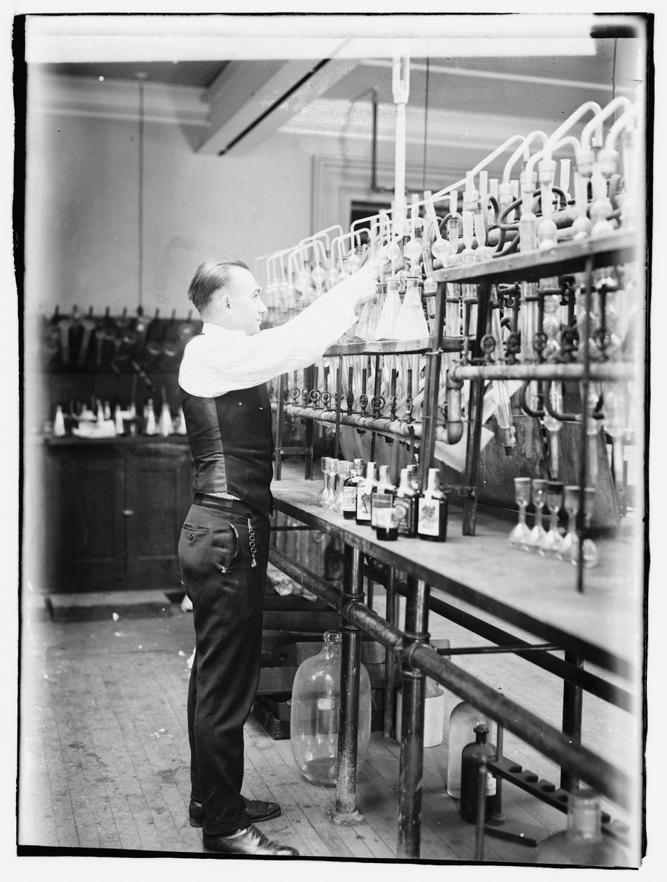 İç Gelir Bürosu Kimyager G.F. beyer by American Photographer