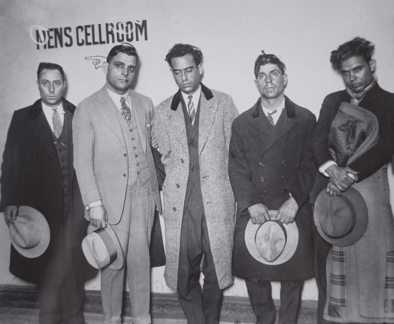 Joe Aiello (1891-1930) uşaklarıyla birlikte polis nezaretinde by American Photographer