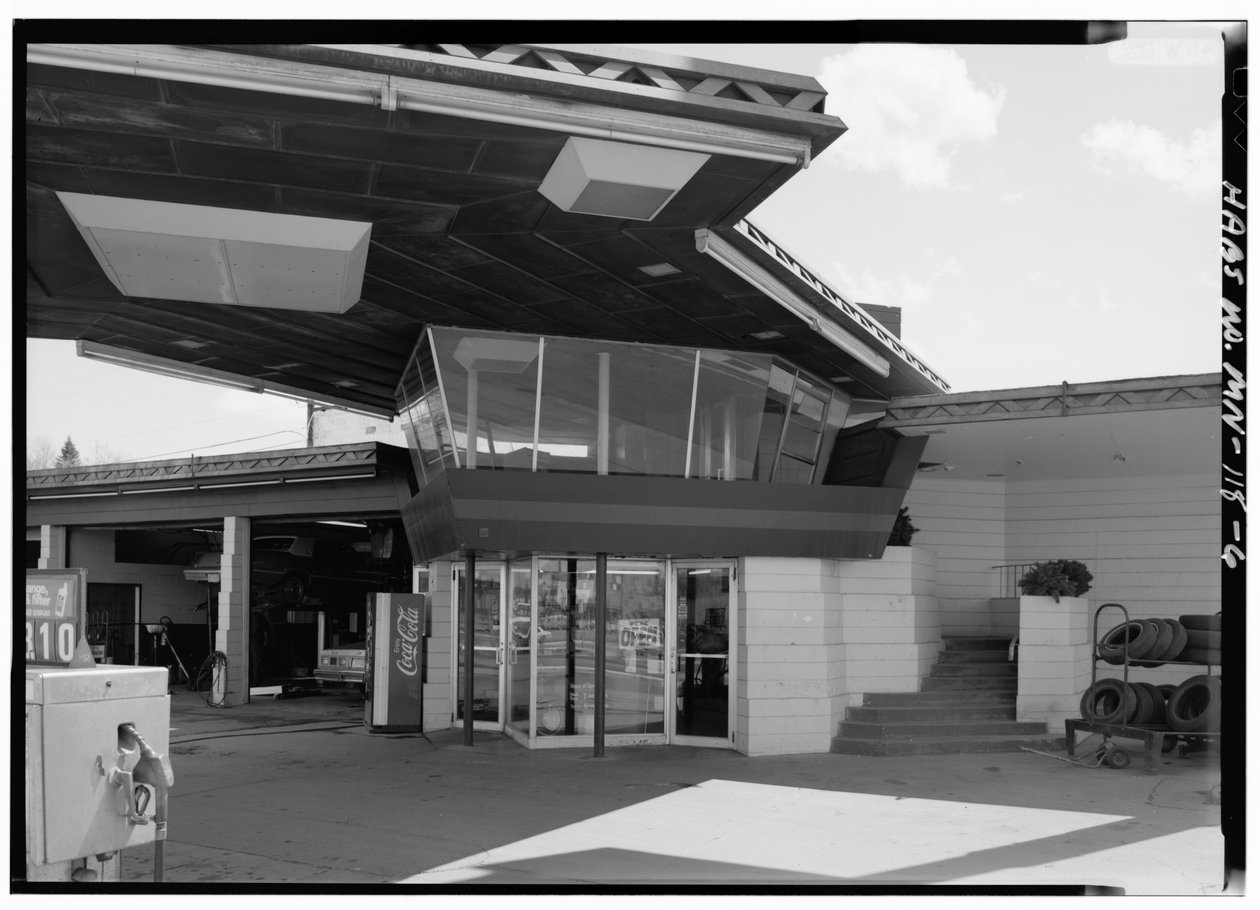 Lindholm Petrol Şirketi Servis İstasyonu, Cloquet, Minnesota (s/b fotoğraf) by American Photographer