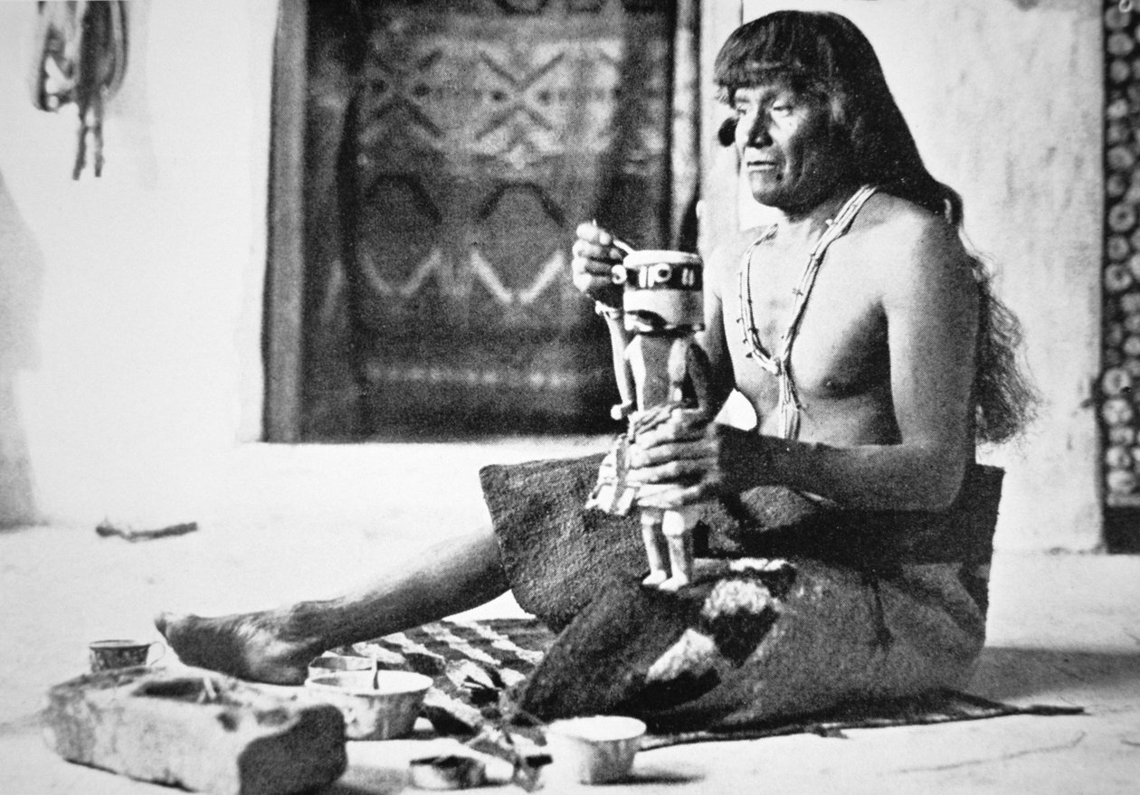 Kachina Bebek yapan adam, 1890 dolayları (s/b fotoğraf) by American Photographer