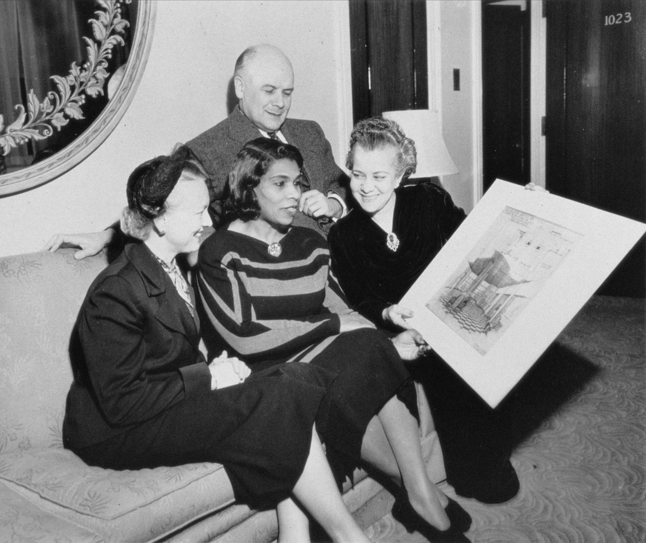 Marian Anderson (1897-1993) ve Richard Bucky Fuller (1895-1983) diğer iki kadınla by American Photographer