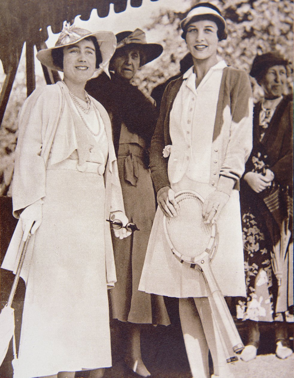 Bayan Helen Wills Moody (sağda) Amerikan tenis şampiyonu, 1935