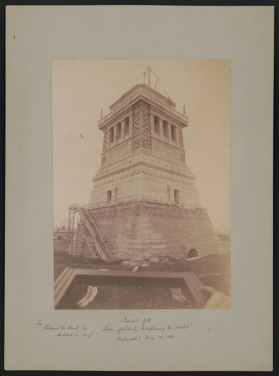 Richard Morris Hunt tarafından tasarlanan "Dünyayı aydınlatan Özgürlük Heykeli"nin kaidesi, 16 Mayıs 1886 by American Photographer
