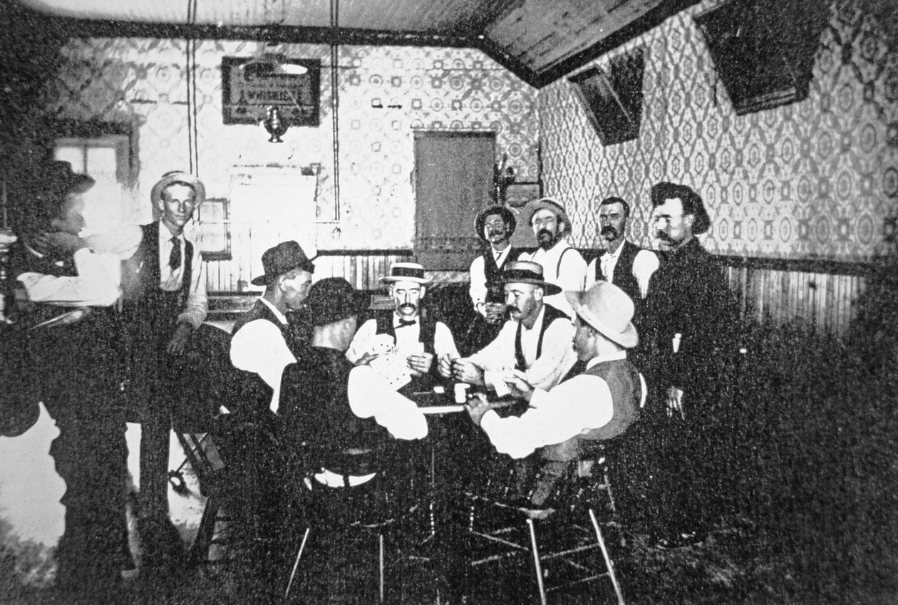 Batılı bir salonda kağıt oynamak, 1900 dolayları (s/b fotoğraf) by American Photographer