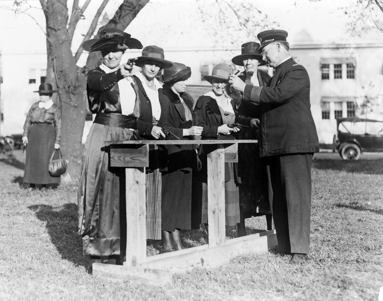 Kadınlara ateş etmeyi öğreten polis memuru, 1920 dolayları by American Photographer