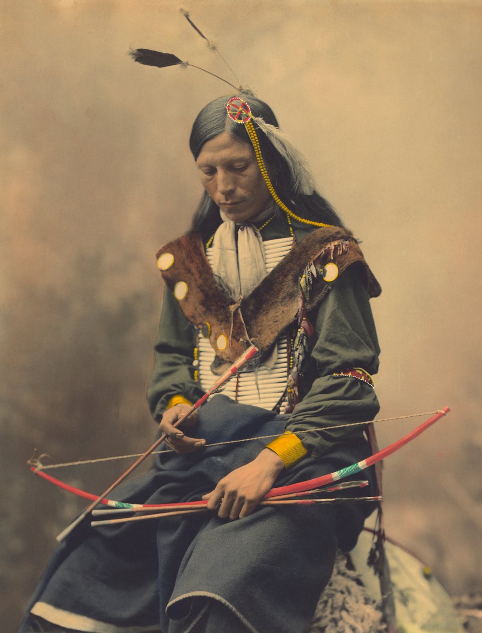 Oglala Sioux Konseyi Başkanı Kemik Kolye Portresi by American Photographer