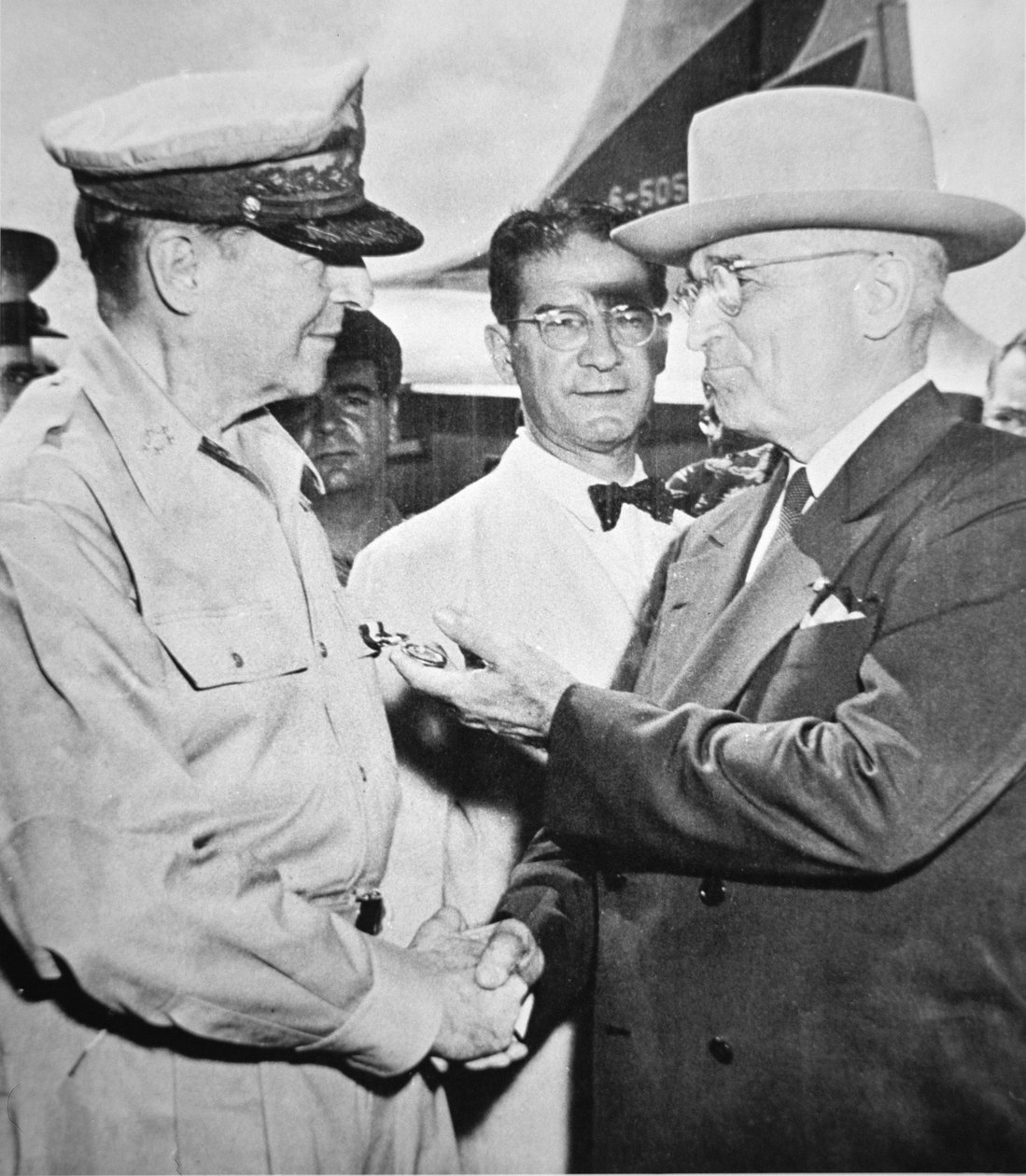 Başkan Harry S. Truman (1884-1972) General Douglas MacArthur (1880-1964) BM Başkomutanı, Kore Savaşı sırasında Wake Adası