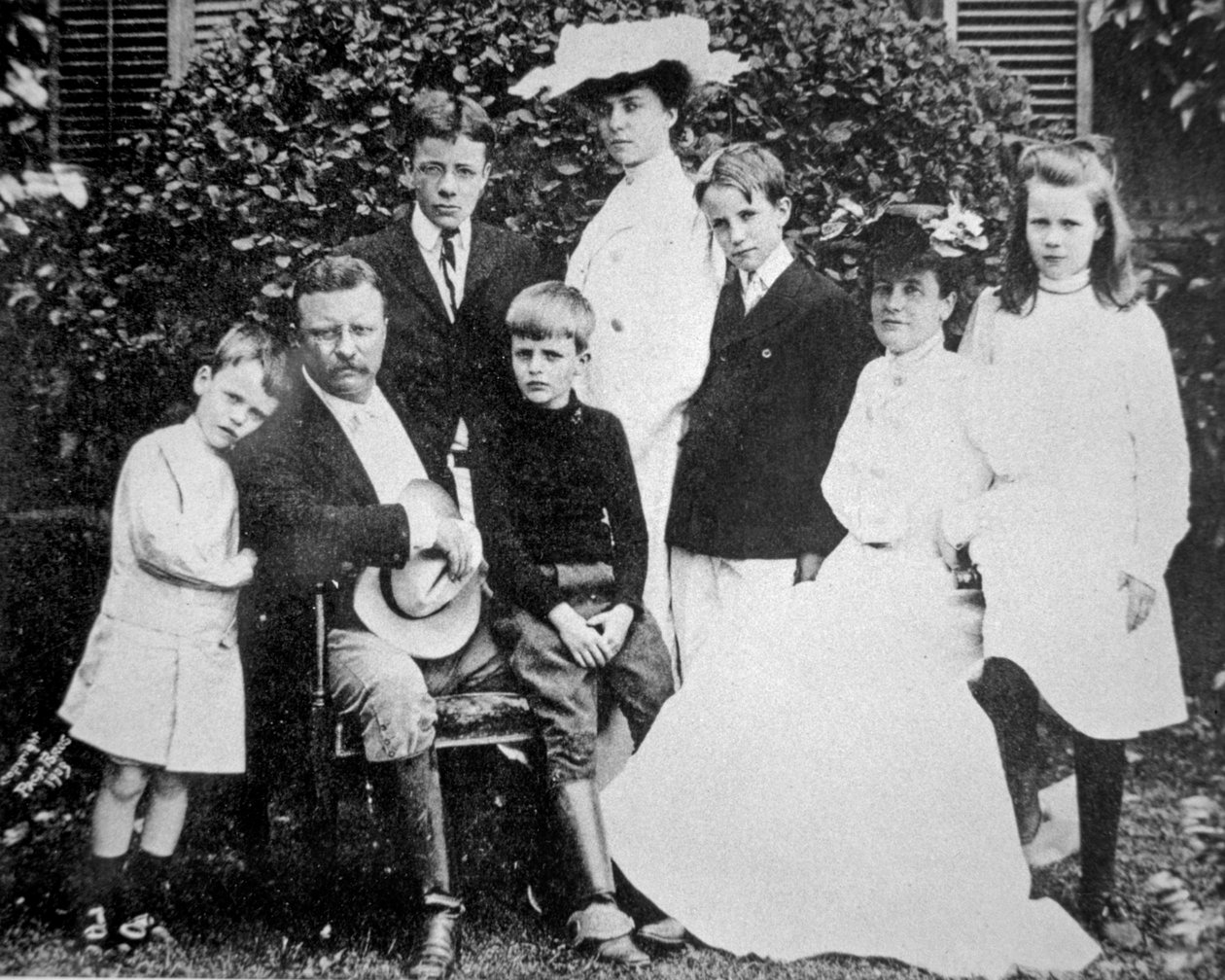 Başkan Theodore Roosevelt eşi ve ailesiyle birlikte by American Photographer