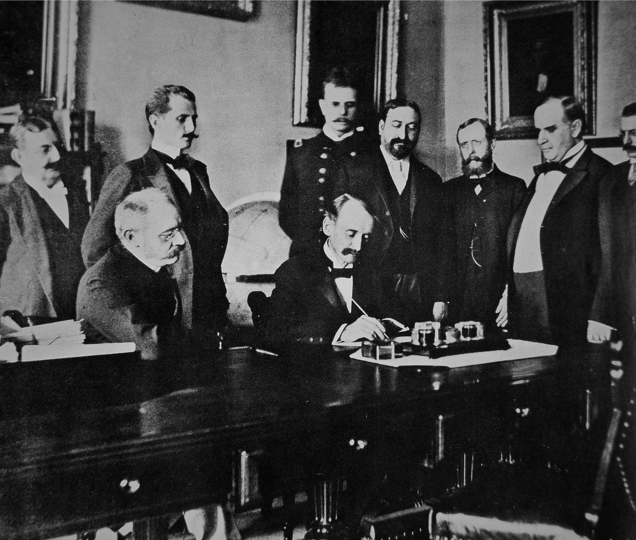 Başkan William Mckinley (1843-1901), İspanya ile savaşı sona erdiren Barış protokolünün imzalanmasına tanık oluyor by American Photographer