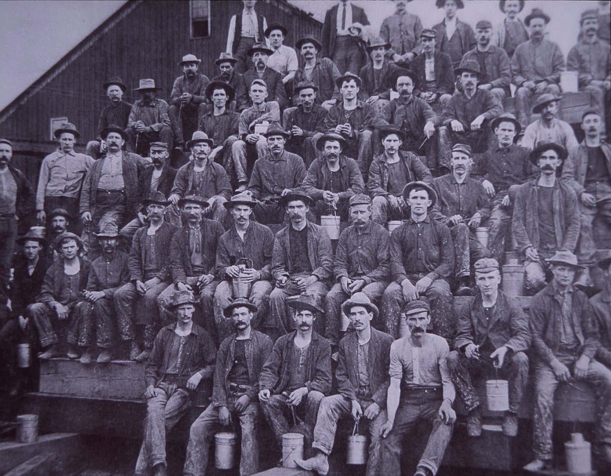 kereste fabrikası işçileri by American Photographer