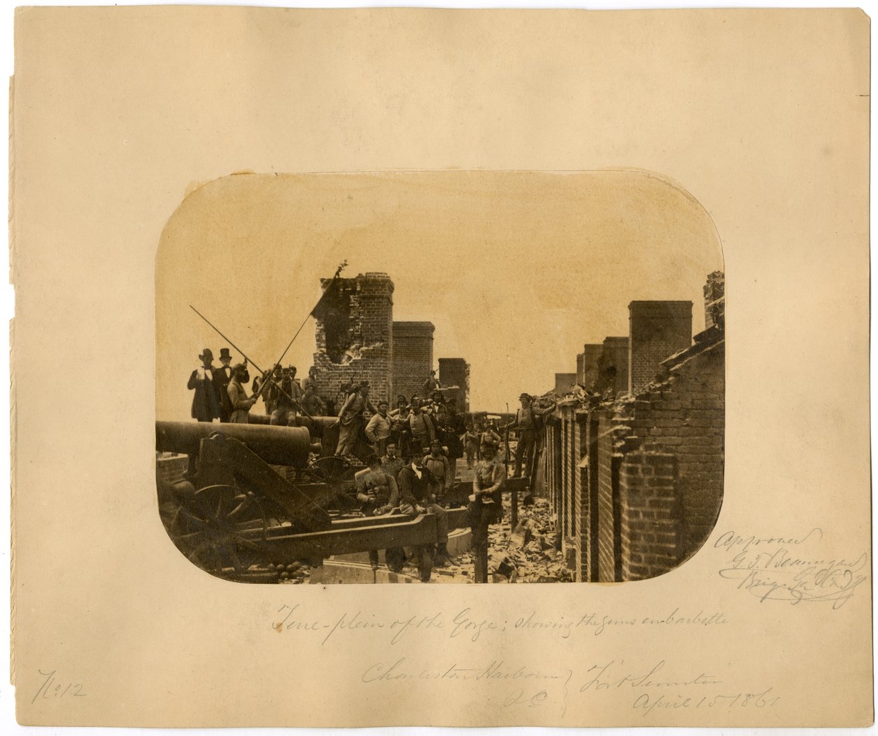 Yenilen Birlik güçlerinin tahliyesinden sonra askerler, Fort Sumter Savaşı, 1861 by American Photographer
