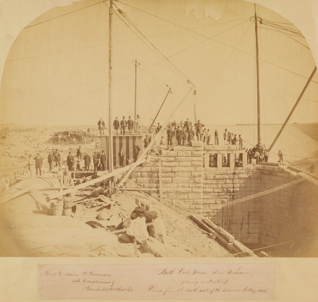 Yeni Rezervuarın Güney Kapısı Evi, Central Park, inşaat sırasında (albüm baskısı) by American Photographer