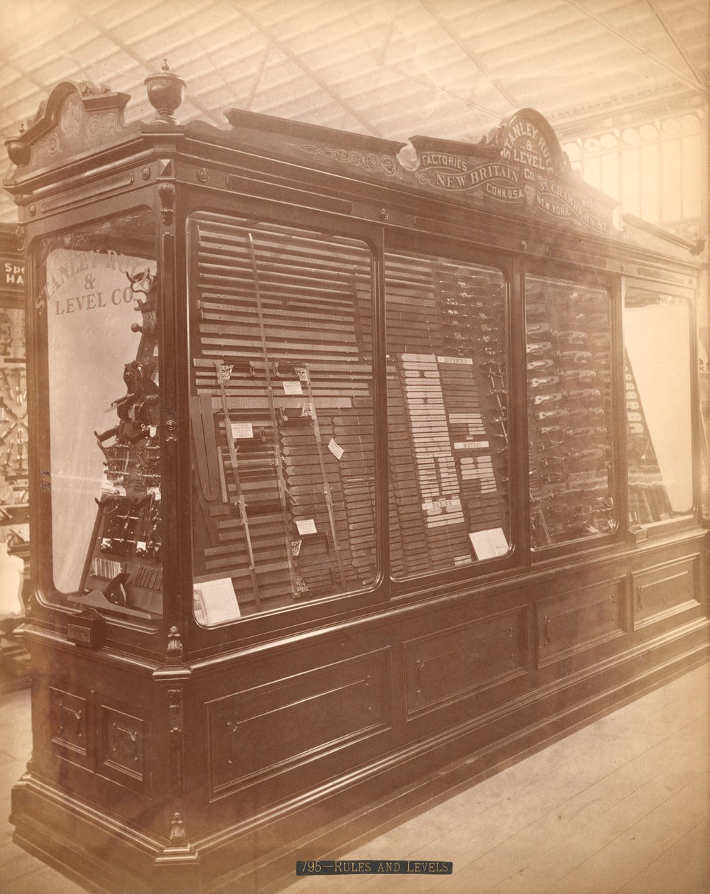 Stanley Rule and Level Co.s Exhibit, Centennial International Exhibition, Philadelphia, 1876 (albüm baskısı) by American Photographer