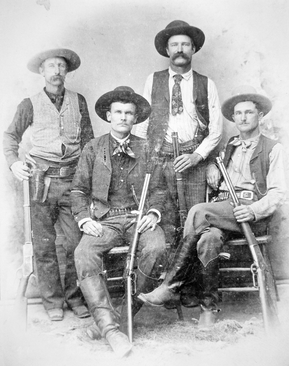 Tabancalar ve Winchester tüfekleriyle silahlanmış Texas Rangers by American Photographer