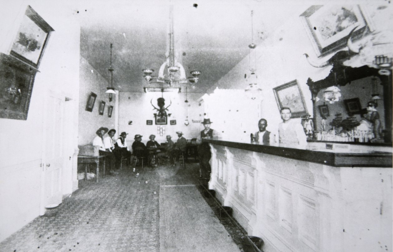 The Long Branch Saloon, Dodge City, Kansas, 1880 dolayları (s/b fotoğraf) by American Photographer