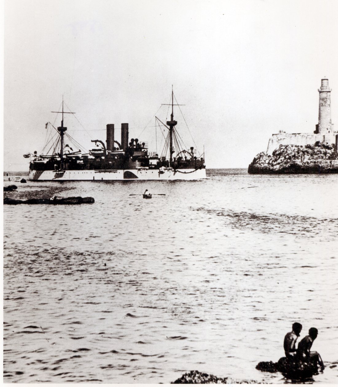 USS Maine, Havana limanına girerken, Küba, 1898 (bkz. 206526, 206527) by American Photographer